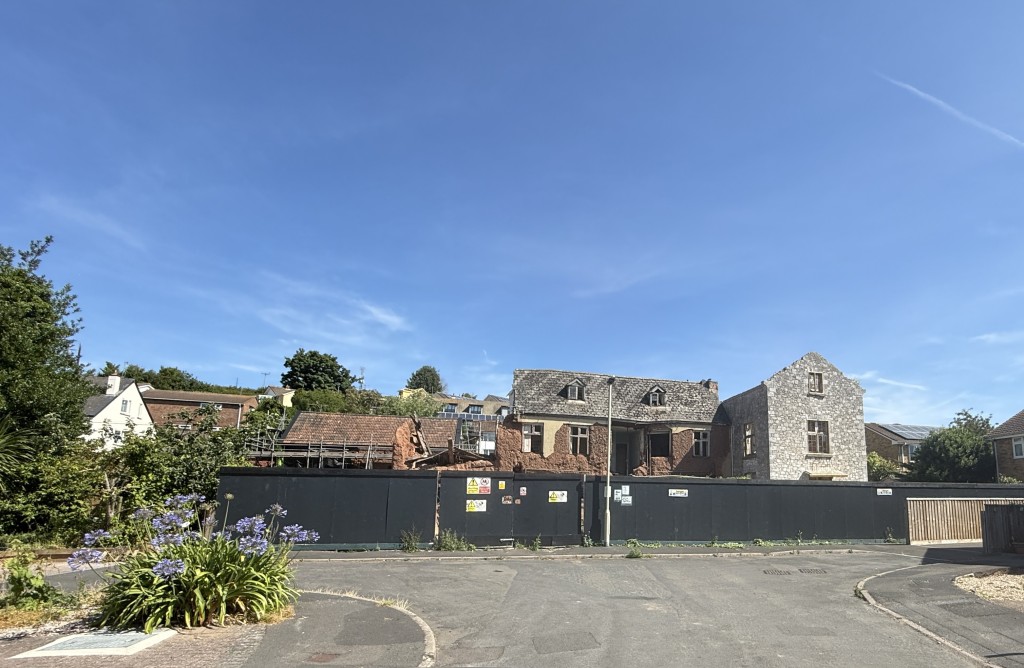 Lot: 198 - FORMER HISTORIC SITE FOR RESIDENTIAL DEVELOPMENT WITH PLANNING FOR SEVEN DWELLINGS - Approaching the property
